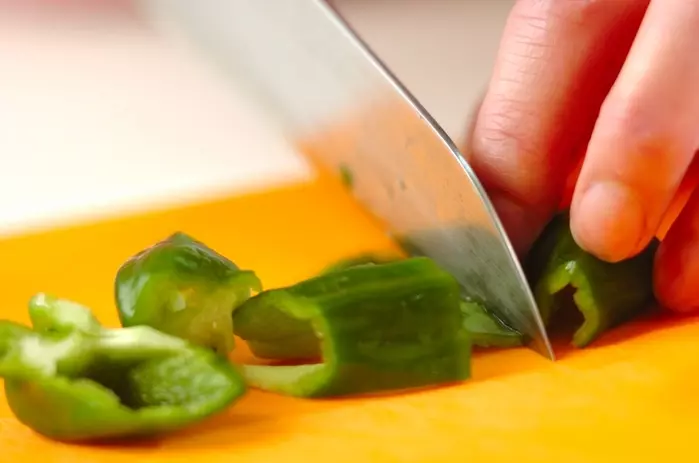 簡単おすすめ!ピーマンのクッタリ甘辛炒めの下準備1