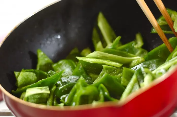 簡単おすすめ!ピーマンのクッタリ甘辛炒めの作り方1