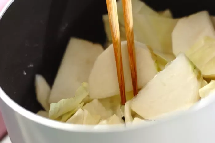 カブとキャベツのミルクスープの作り方1