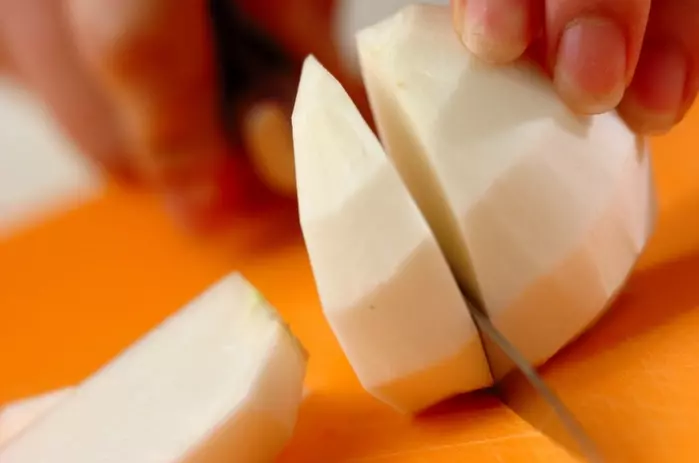 カブとキャベツのミルクスープの下準備1