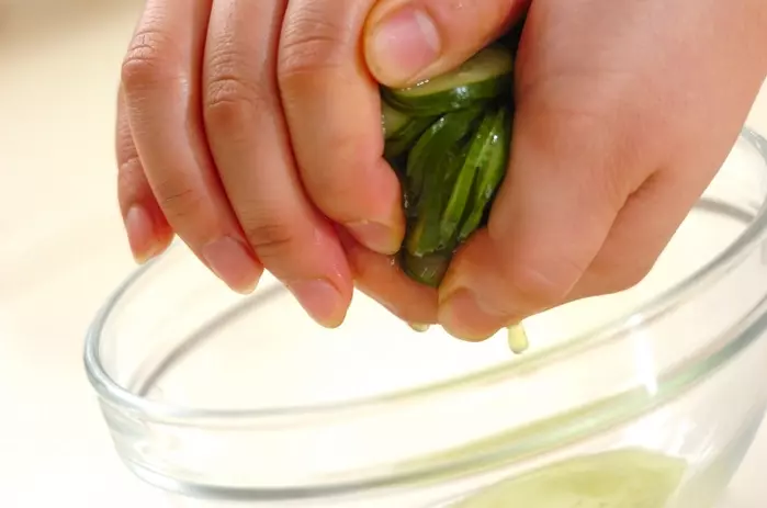 おぼろ豆腐の冷やしみそ汁の下準備1