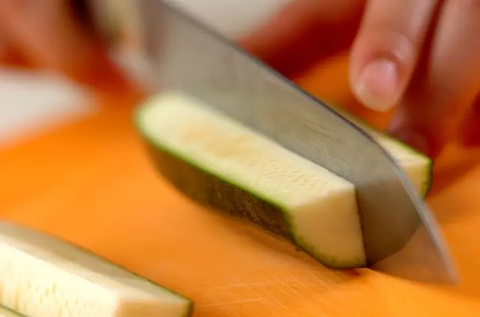 豚肉のズッキーニ巻きの下準備1