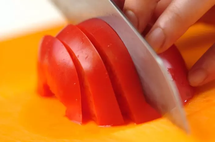 冷やしトマトのパセリドレッシングの下準備1