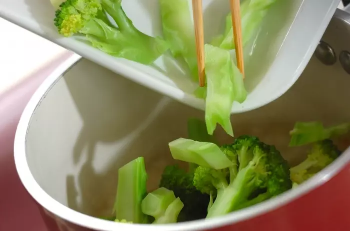 カニとブロッコリーの卵とじの作り方2