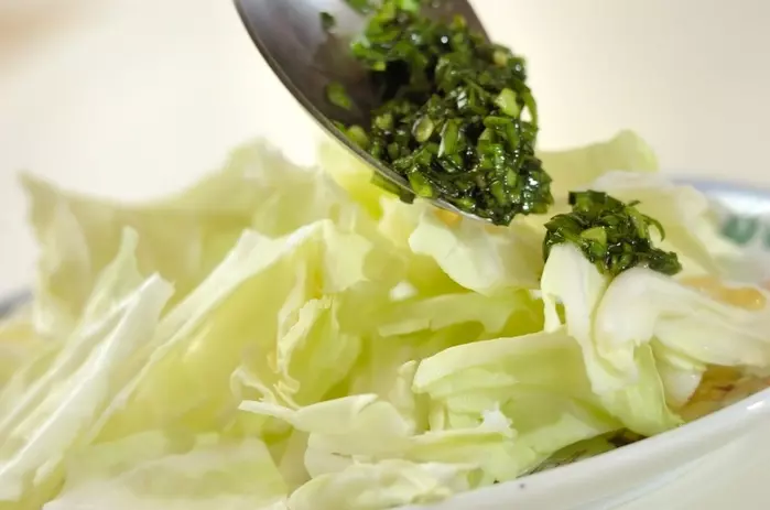 ちぎりキャベツのニラ塩ダレの作り方1