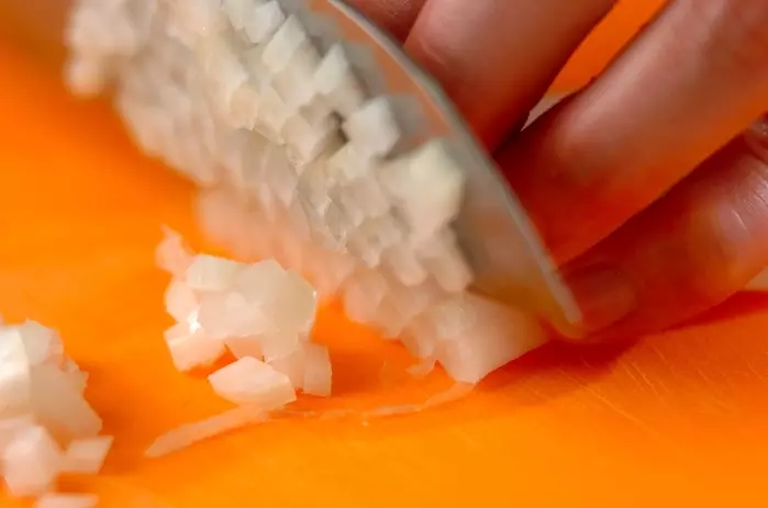 鮭の中骨缶と豆のトマト煮の下準備1