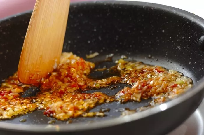 ビンチョウマグロのチリソースからめの作り方3