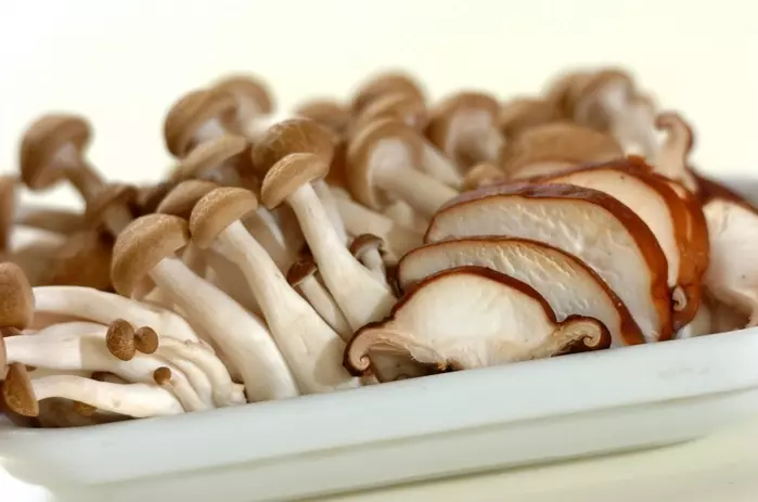 キノコのニンニクしょうゆの下準備1