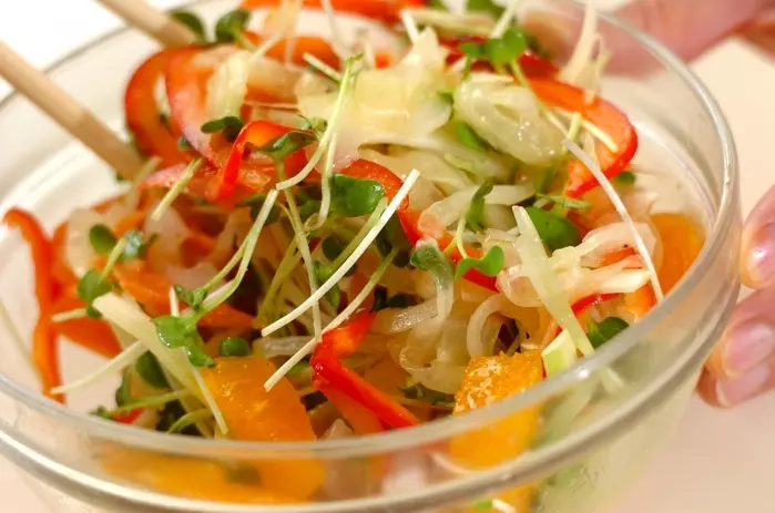 身近な材料で作る!スモークサーモンとオレンジのさわやかマリネサラダの作り方3