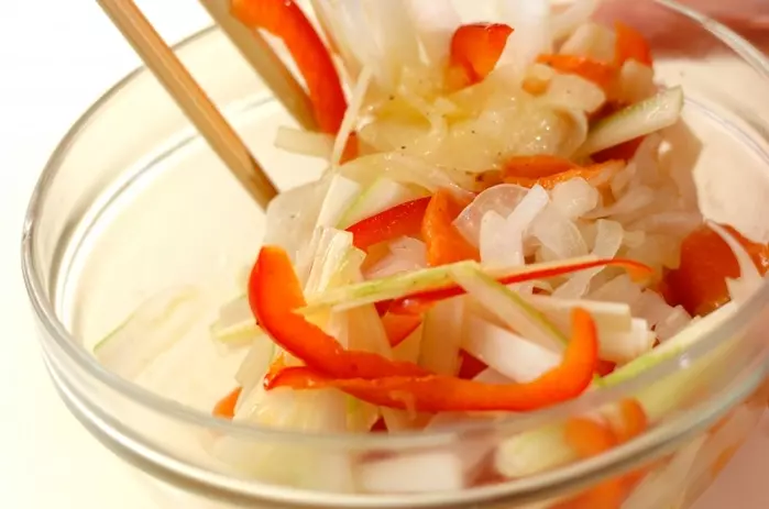 身近な材料で作る!スモークサーモンとオレンジのさわやかマリネサラダの作り方2