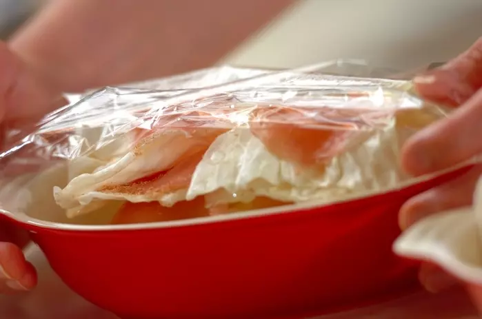 生ハムとキャベツの重ねレンジ蒸しの作り方2