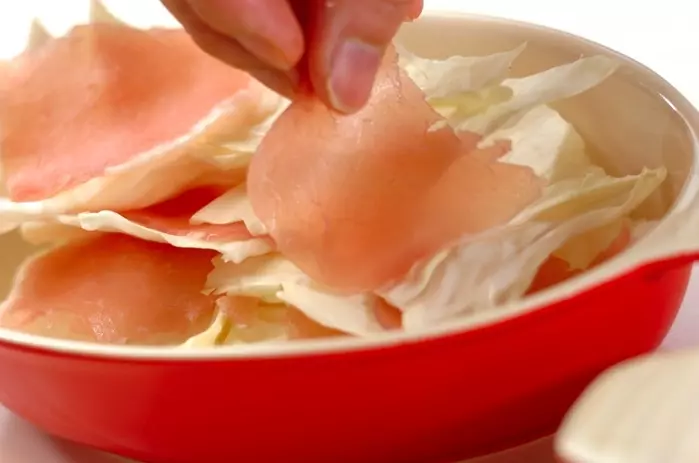 生ハムとキャベツの重ねレンジ蒸しの作り方1