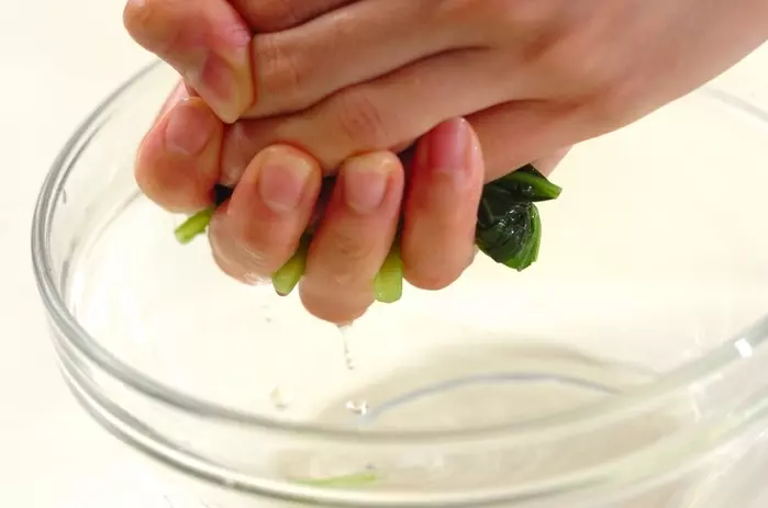 小松菜のとろろ昆布和えの作り方1