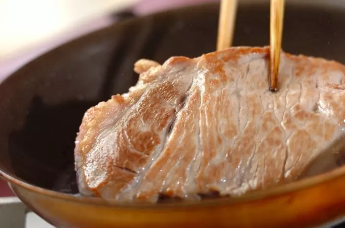 やさしい甘み！豚もも肉のハチミツショウガ煮の作り方1