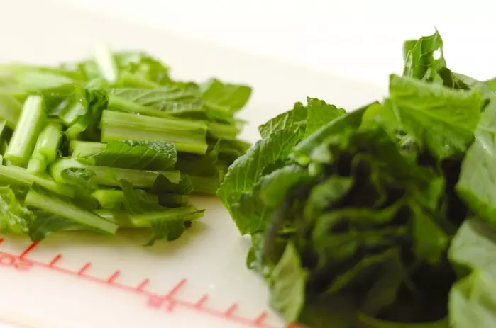 小松菜のとろろ昆布和えの下準備1