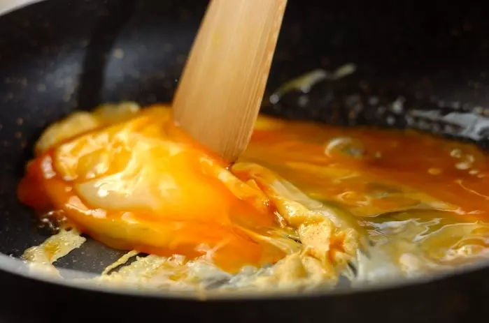 牛肉、卵、レタスの黒コショウ炒めの作り方1