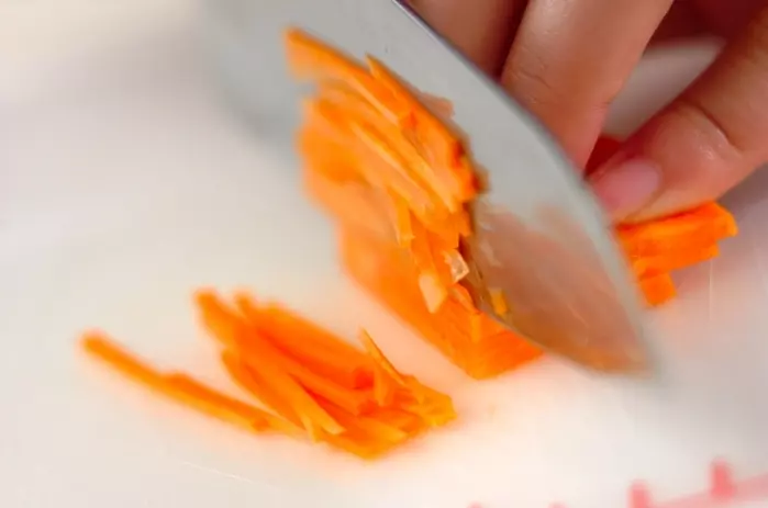 ニンジンと塩昆布きんぴらの下準備1