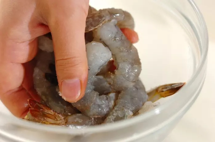 エビのトマトクリームの下準備1