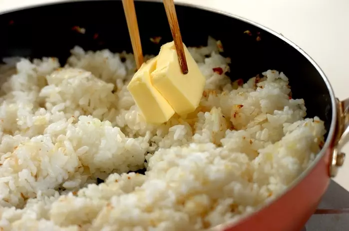 簡単!香り豊かな基本のバターライスの作り方2
