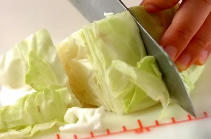 キャベツのトマみそ炒めの下準備1