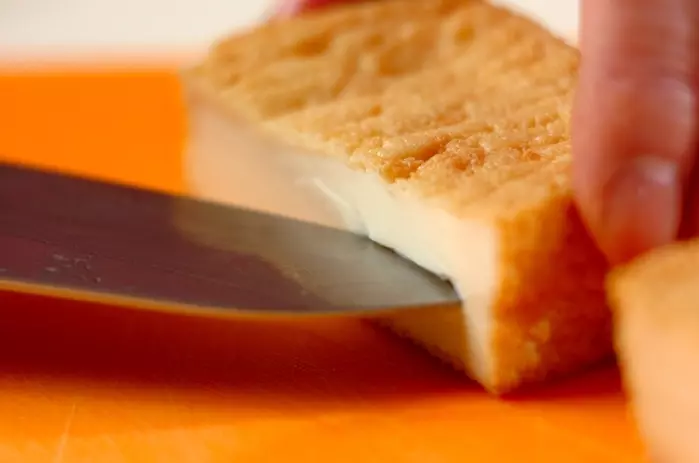 厚揚げと鮭のはさみ蒸しの下準備1