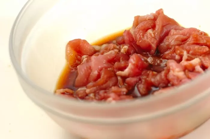 簡単すぐできる！豚こま切れ肉のスタミナ炒めの下準備1