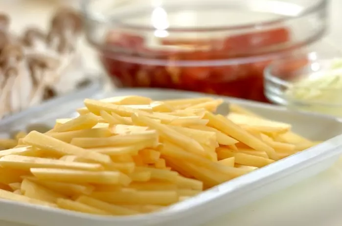 豚とジャガイモのソテーケチャップ和えの下準備1