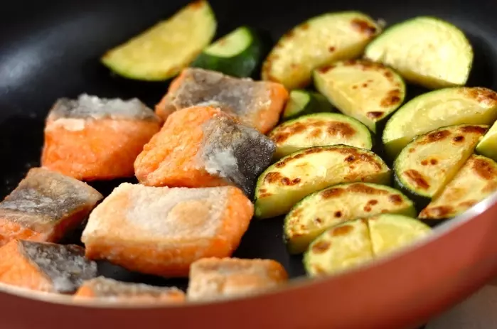 鮭とズッキーニのみそマヨ和えの作り方1