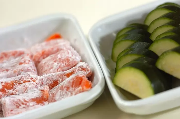 鮭とズッキーニのみそマヨ和えの下準備1