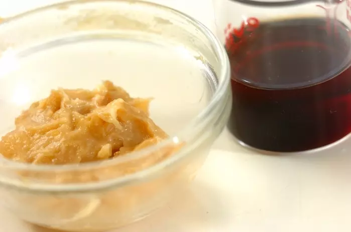 鮭とズッキーニのみそマヨ和えの下準備2