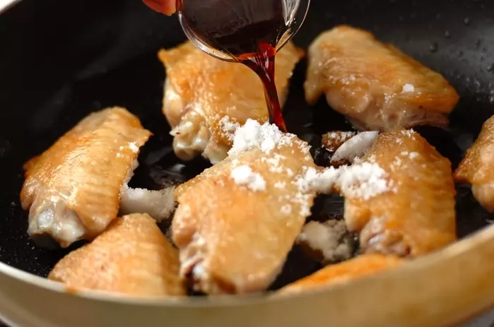 旨みたっぷり!手羽中の照り焼き 甘辛味がやみつきに by保田 美幸さんの作り方2