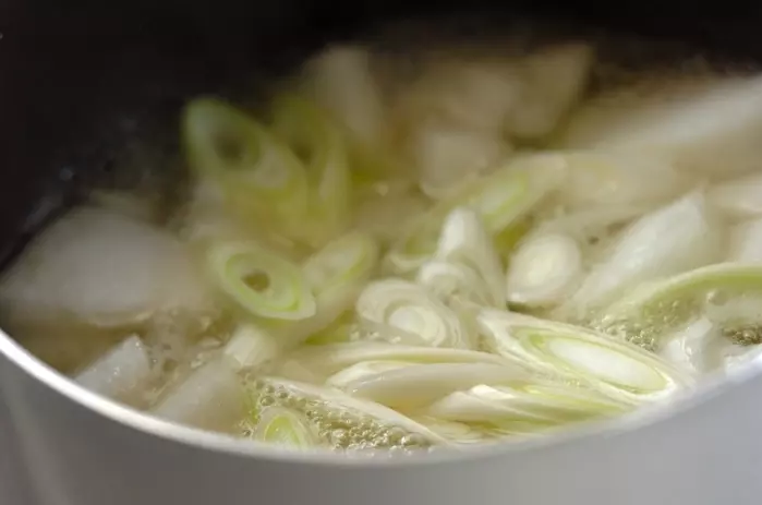 冬瓜とネギのみそ汁の作り方1