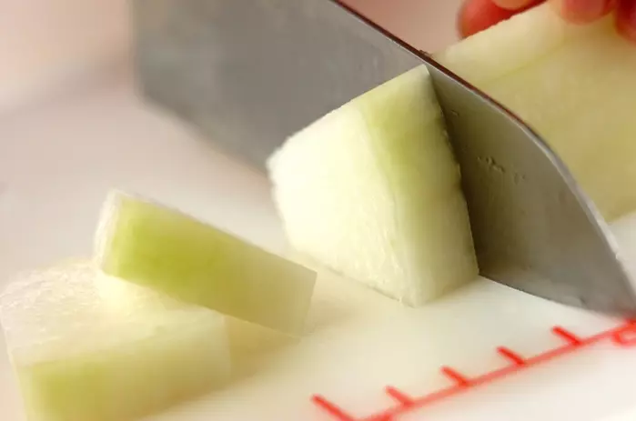 冬瓜とネギのみそ汁の下準備1