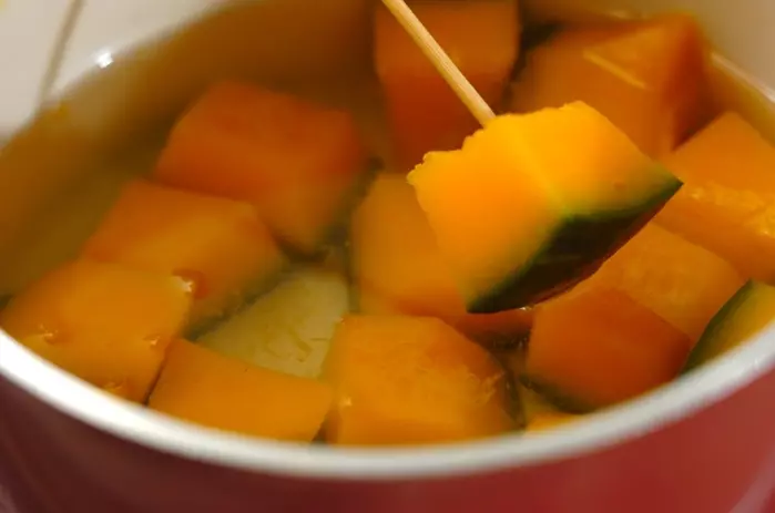 カボチャと枝豆の煮ものの作り方1