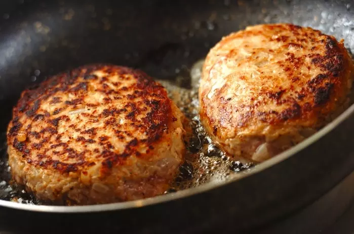 黄金比ソース！キノコのハンバーグの作り方3