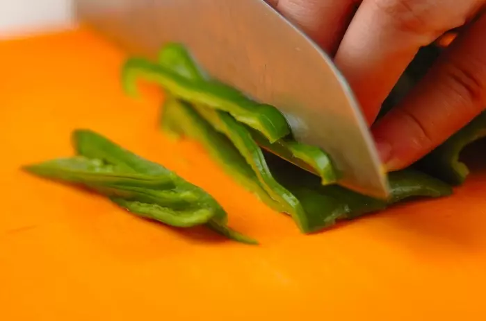 やみつき!無限ピーマン 中華風炒め by森岡 恵さんの下準備1