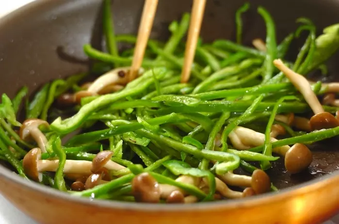 やみつき!無限ピーマン 中華風炒め by森岡 恵さんの作り方1