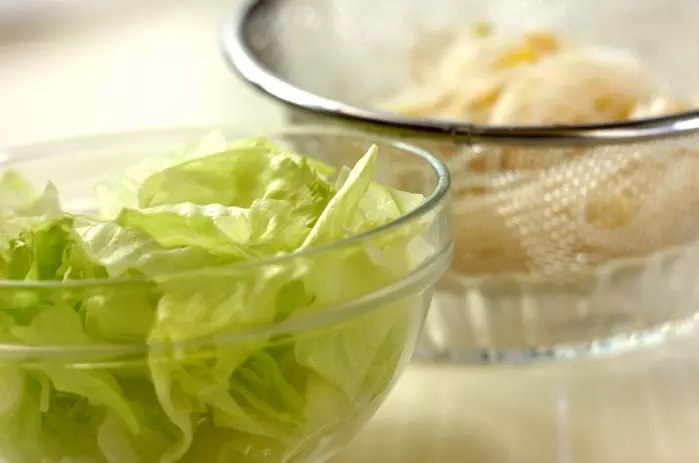 モヤシとレタスのナムルの下準備1