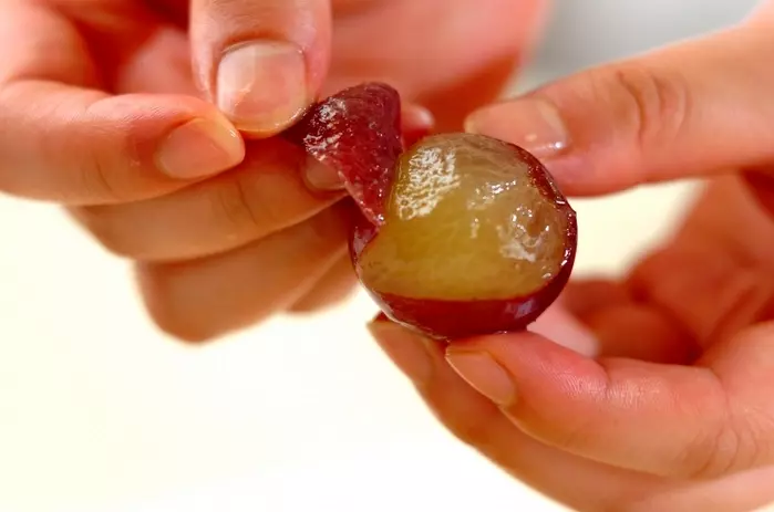 ブドウの和風パフェの下準備1