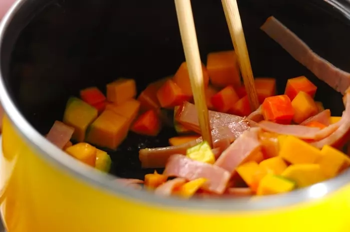 濃厚!かぼちゃスープ 豆乳で絶品 ミキサーいらず by森岡 恵さんの作り方1