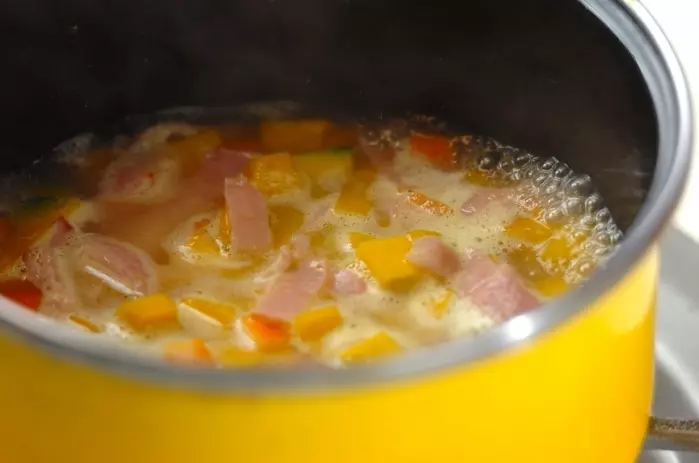 濃厚!かぼちゃスープ 豆乳で絶品 ミキサーいらず by森岡 恵さんの作り方2