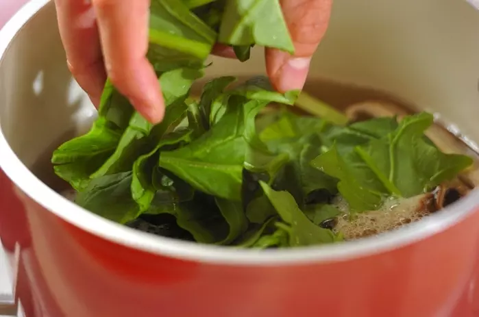 シイタケとホウレン草のみそ汁の作り方2