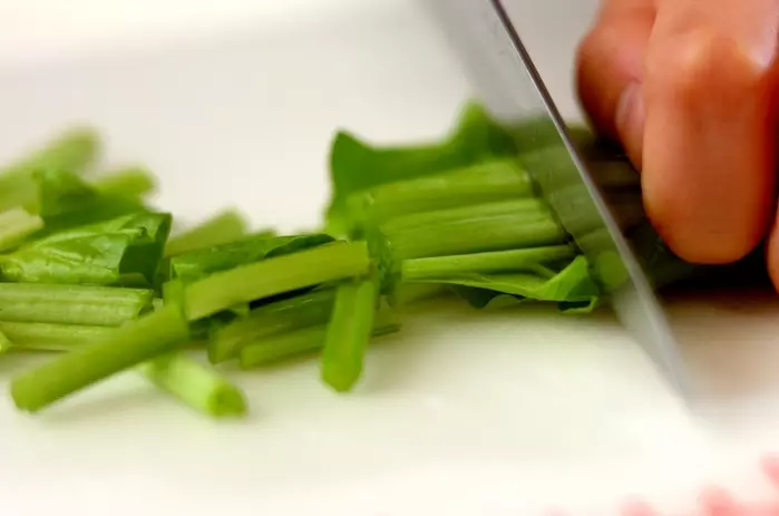 シイタケとホウレン草のみそ汁の下準備2