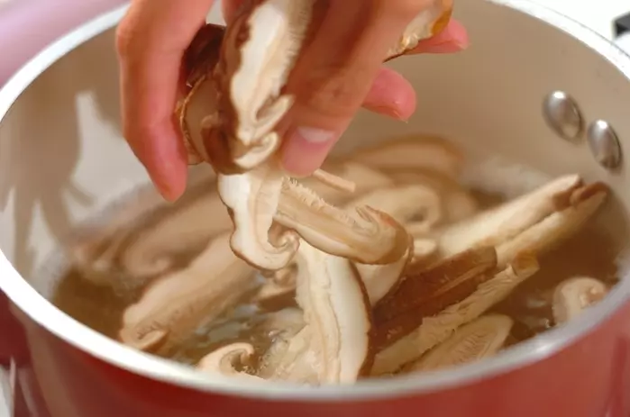 シイタケとホウレン草のみそ汁の作り方1