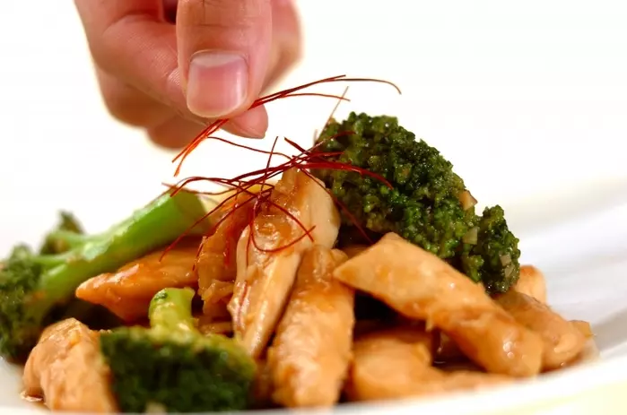 鶏とブロッコリーの炒め物の作り方3