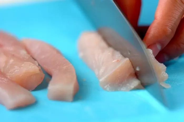 鶏とブロッコリーの炒め物の下準備1