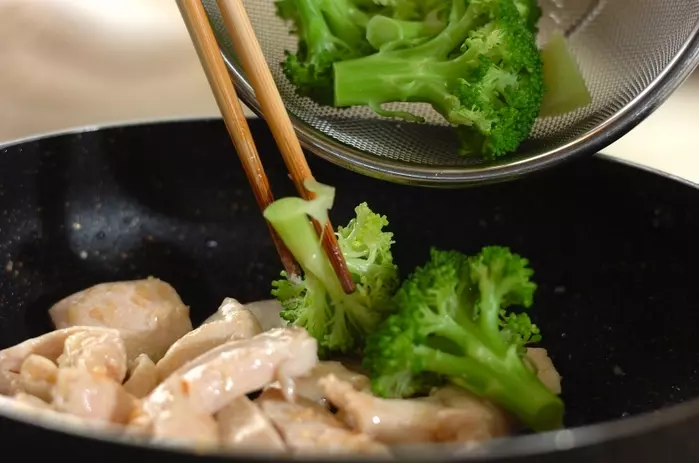 鶏とブロッコリーの炒め物の作り方2