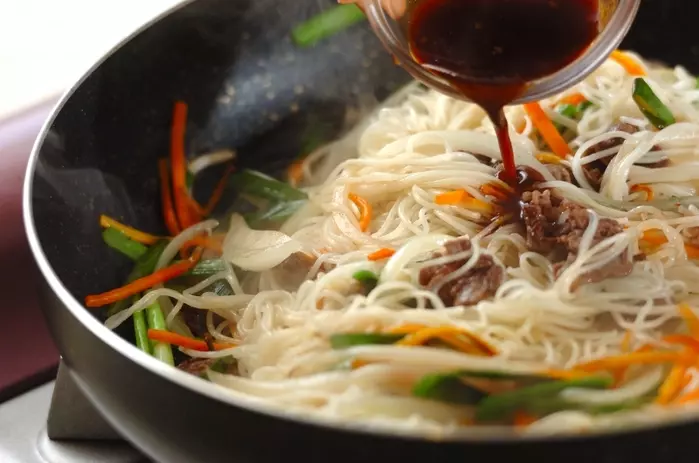 野菜たっぷり！ごま油香るそうめんのチャプチェ風 by 森岡 恵さんの作り方3