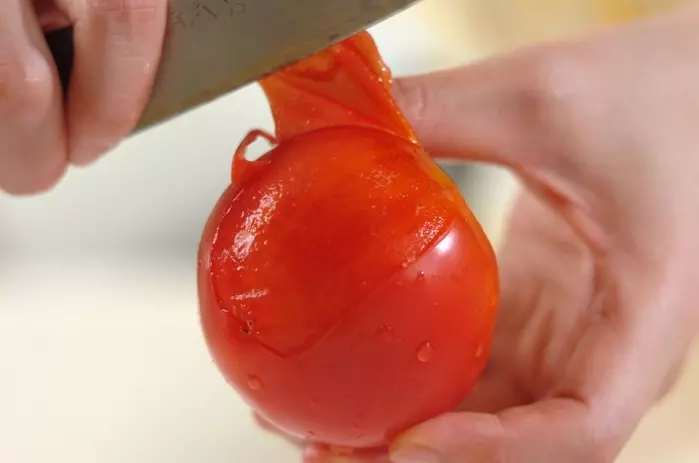 トマトの甘酒サラダの下準備1