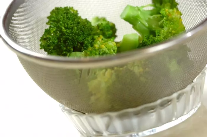 ブロッコリーとグリーンリーフのサラダの下準備1